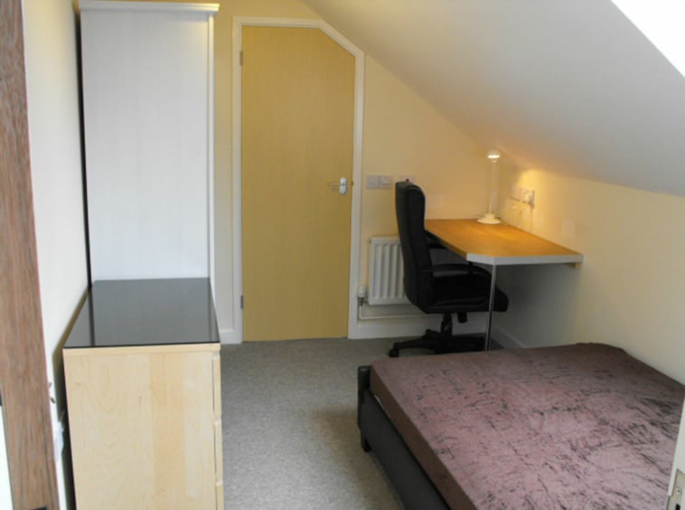 Student flat at The No Place, 2 bedroom flat to rent in Plymouth