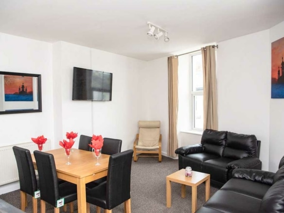 The Mutley Tavern, student flats in Plymouth 2B Kensington Road, Mutley, Plymouth PL4 7LU